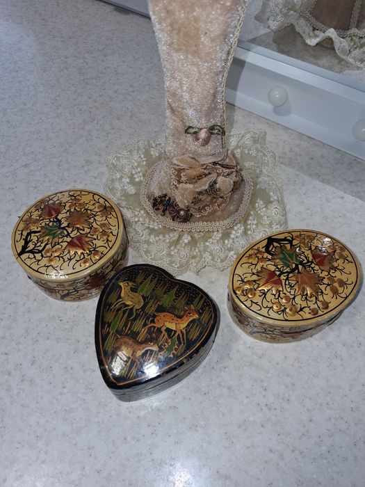 Вінтажна статуетка і шкатулки