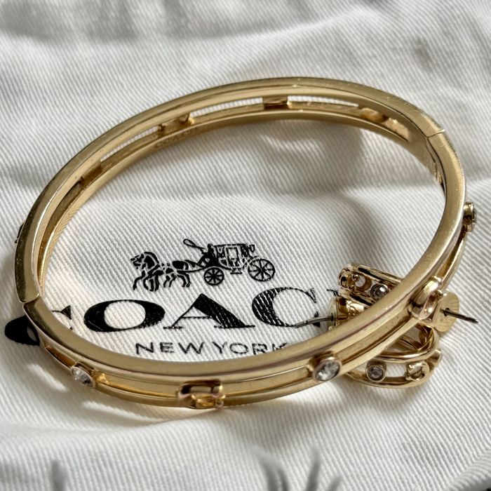 Набір біжутерії Coach: браслет та сережки.