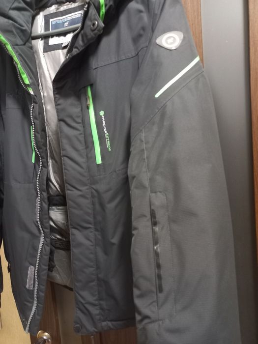 Продам зимнюю лыжную куртку