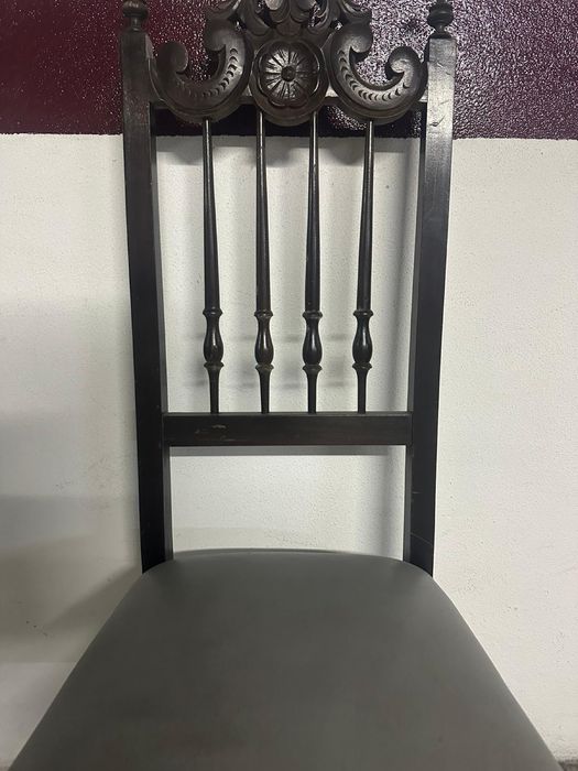 Cadeira em madeira maciça ótimo estado