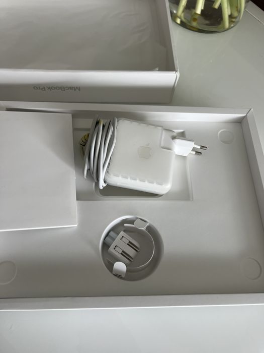 Macbook Pro M1 8GB 256GB w świetnym stanie