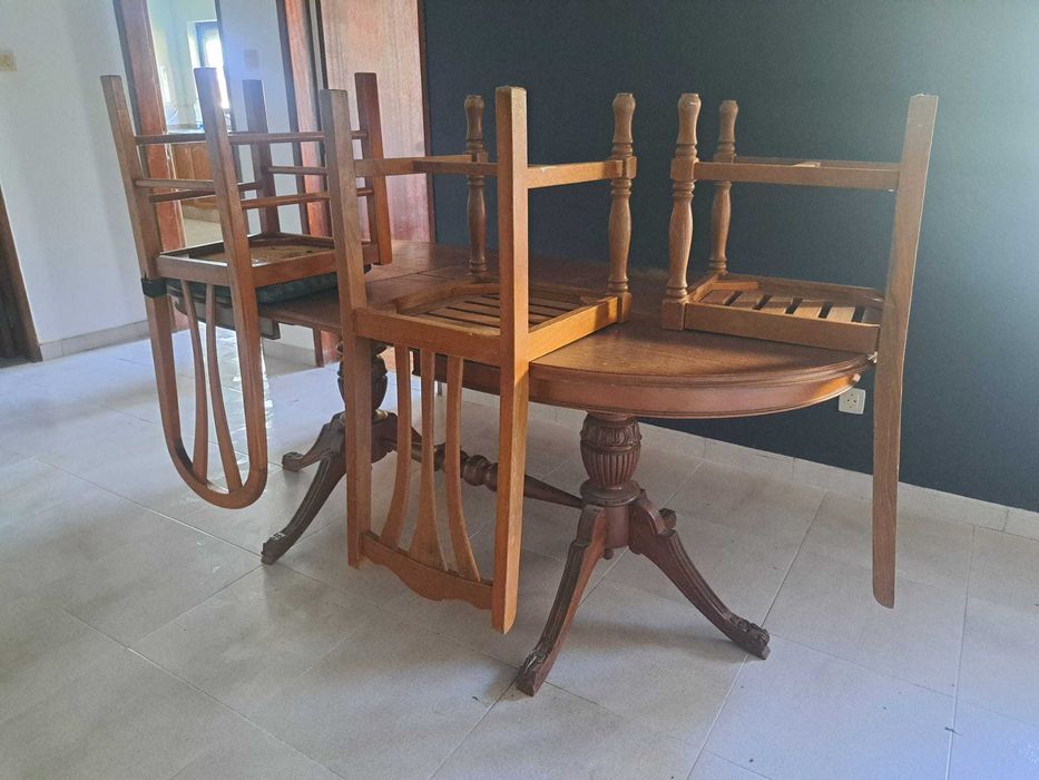 Mesa extensível em madeira e cadeiras