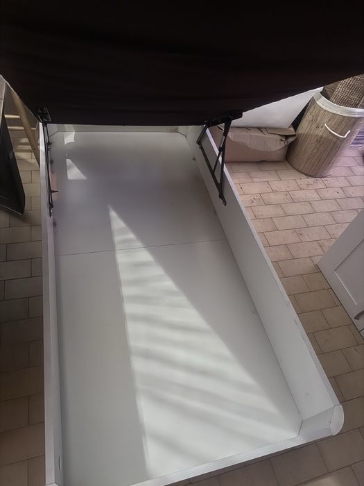 Cama indivual com colchão