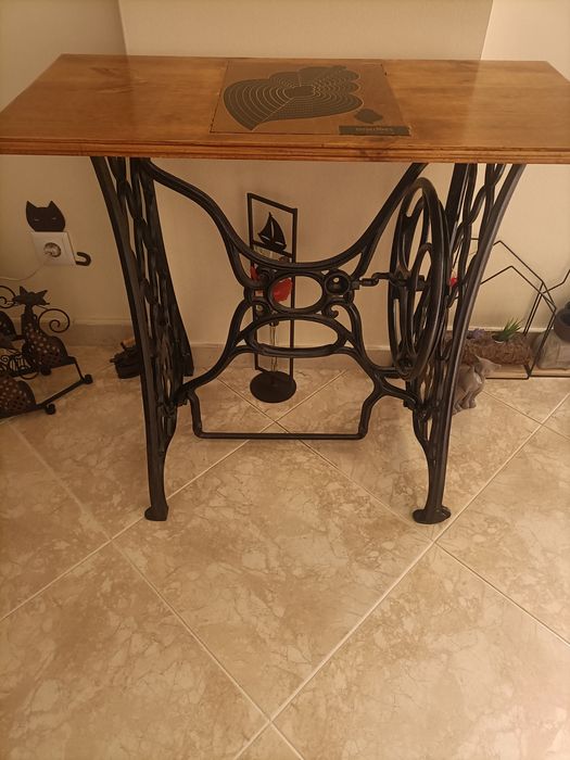 Mesa com estrutura ferro