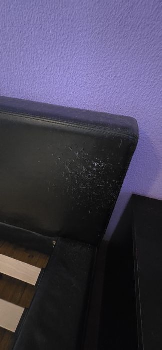 Cama preta com 2 mesas de cabeceira