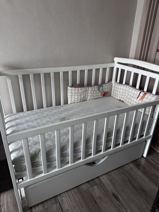 Деревяне дитяче ліжечко з новим матрасиком