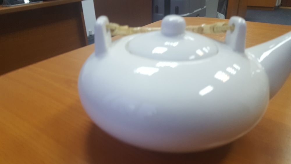 Керамический чайник с бамбуковой ручкой
