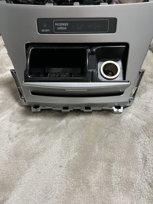 Попільничка до салону Toyota Avensis