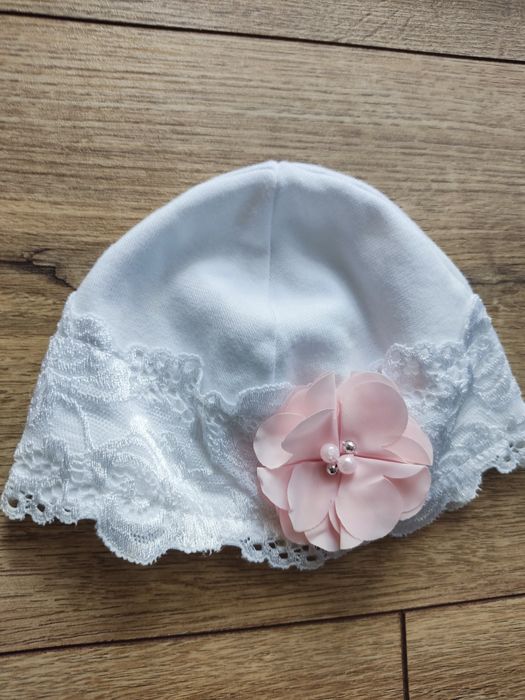 Biała czapeczka na chrzest rozmiar 36