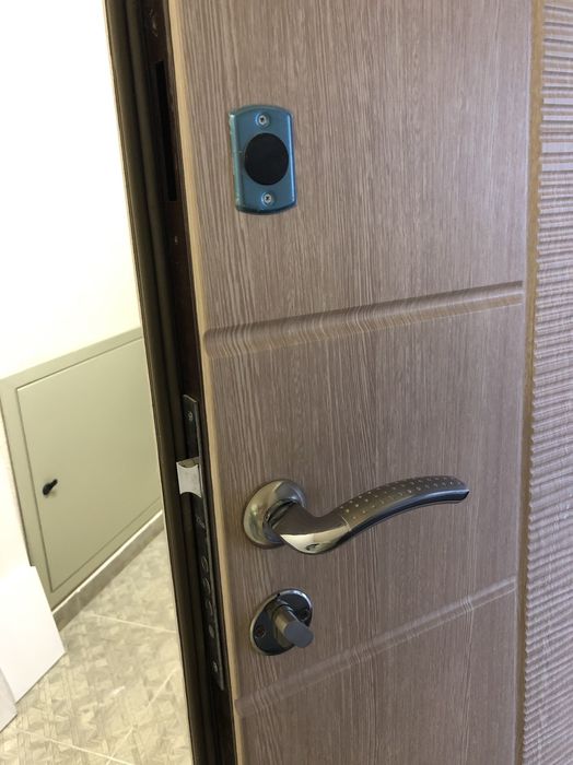 Замена замков,врезка,установка сердцевины,ремонт замка,обивка дверей ...