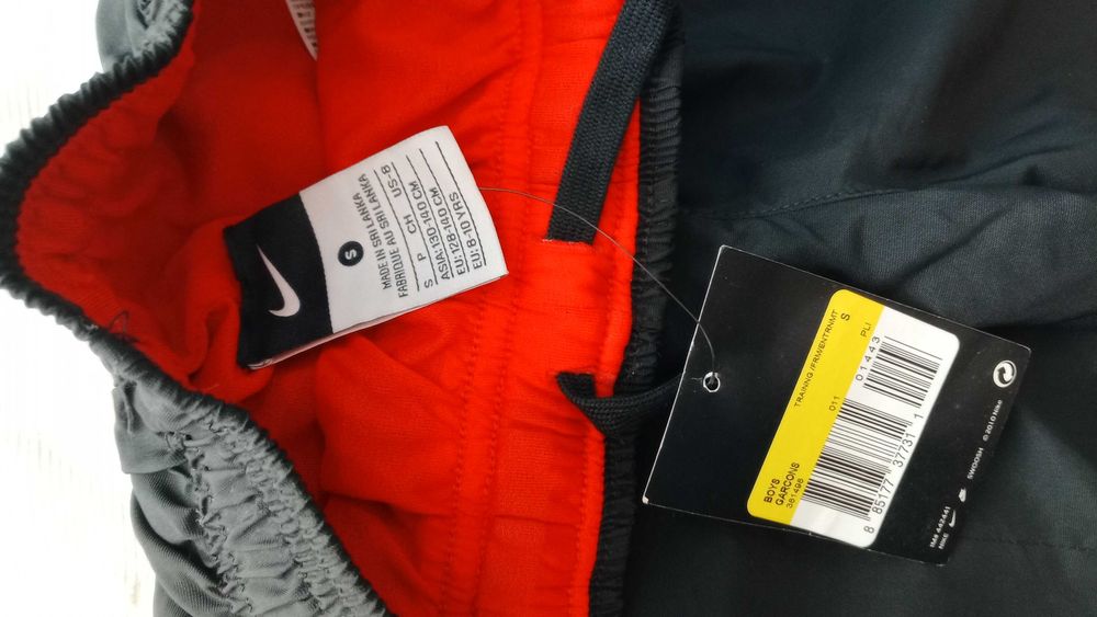 Calça de desporto NIKE nova.