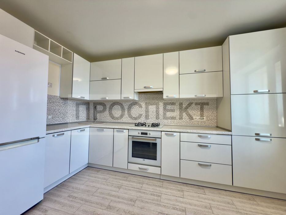 Продам 2-х кімн.квартиру з ремонтом пр-т Свободи ( Автономка)