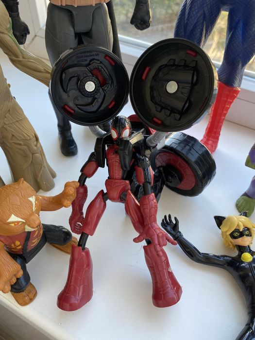 Супергерої бетмен, веном, людина павук, леді баг, супер кіт