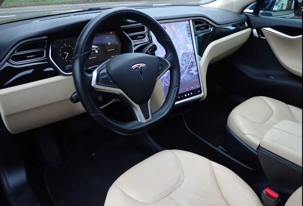 Tesla Model S
85 CCS