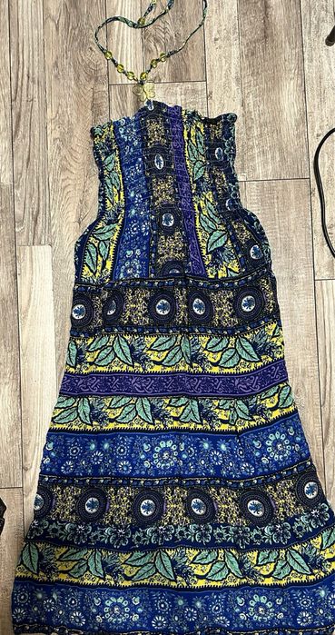 Яскрава літня сукня з квітковим візерунком