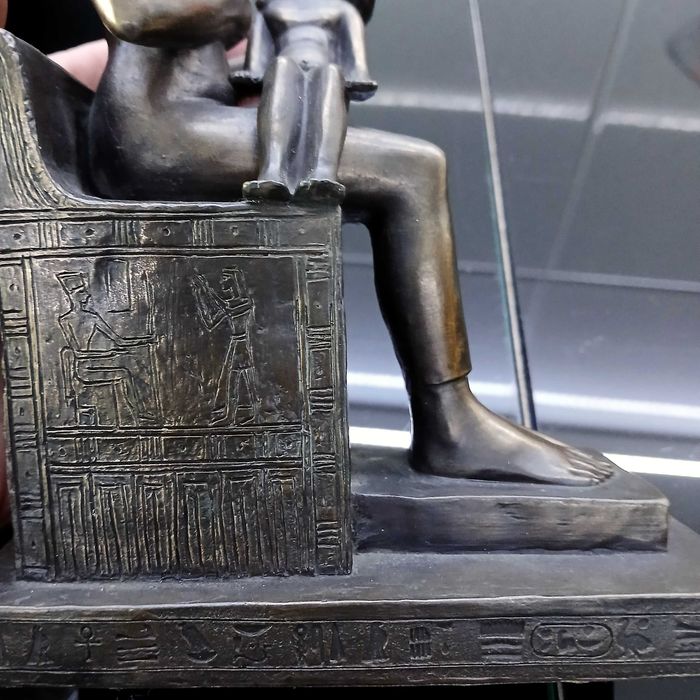 Artesanato Egípcio: Estatueta da deusa Ísis a amamentar Hórus bebé