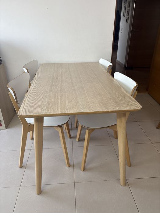 Vendo mesa e 4 cadeiras