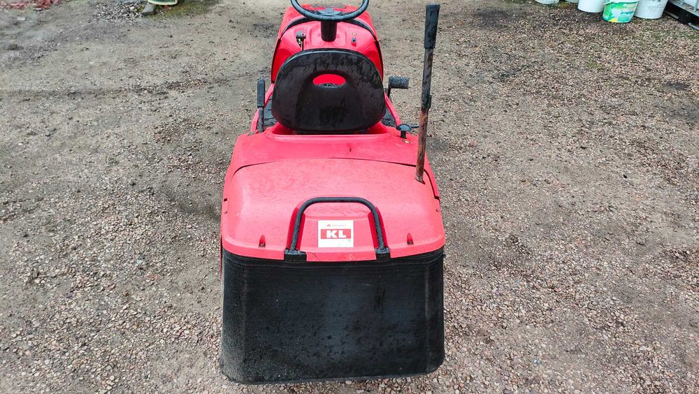 Traktorek do koszenia trawy Massey Ferguson 3212 z koszem
