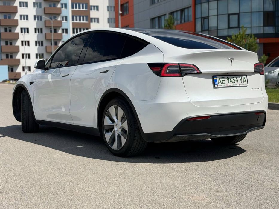 Tesla model Y 2021 года