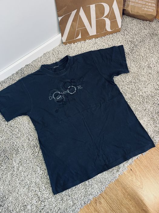 Szary meski t-shirt krotki rekaw rozm M basic dziurka przy szyi nadruk