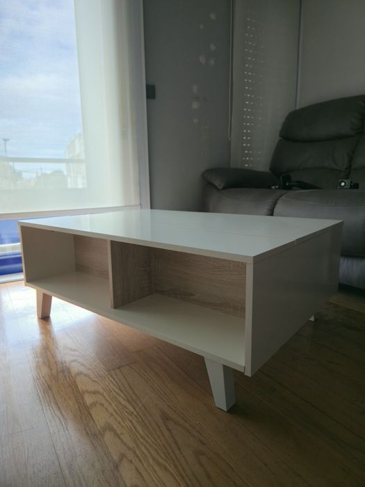 Mesa de Centro Elevatória – Branca/Madeira (Conforama)