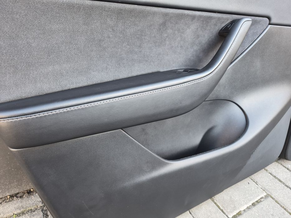 Tesla Model Y дверні карти в ідеальному стані