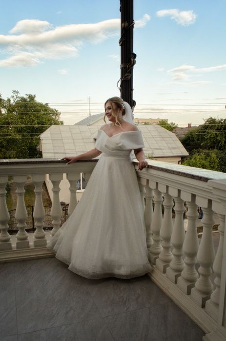 Продам весільну сукню