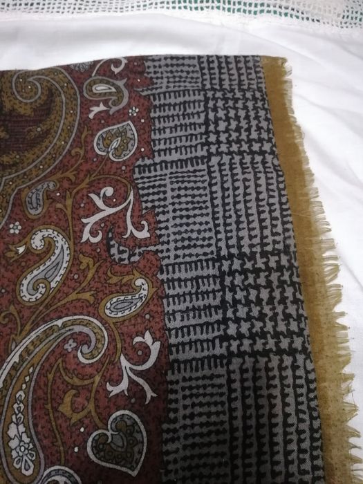 Lenços antigos de cabeça e ombros