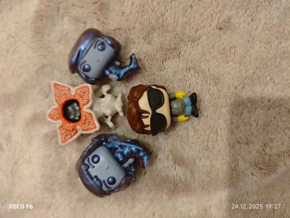 Kinder Joy Strange Things фігурки