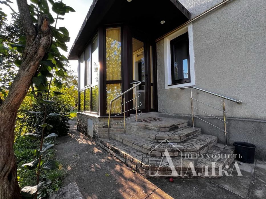 Продам двоповерхову частину будинку