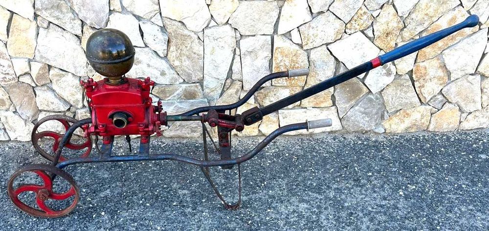 Bombas antigas, manuais de transfega, com carrinho de mão.