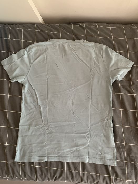 T-shirt de homem azul clara em bom estado a 5€