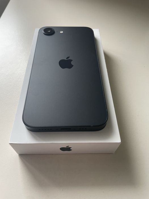 iPhone 16e 128GB Black — Стан нового! (100% АКБ, 0 циклів)