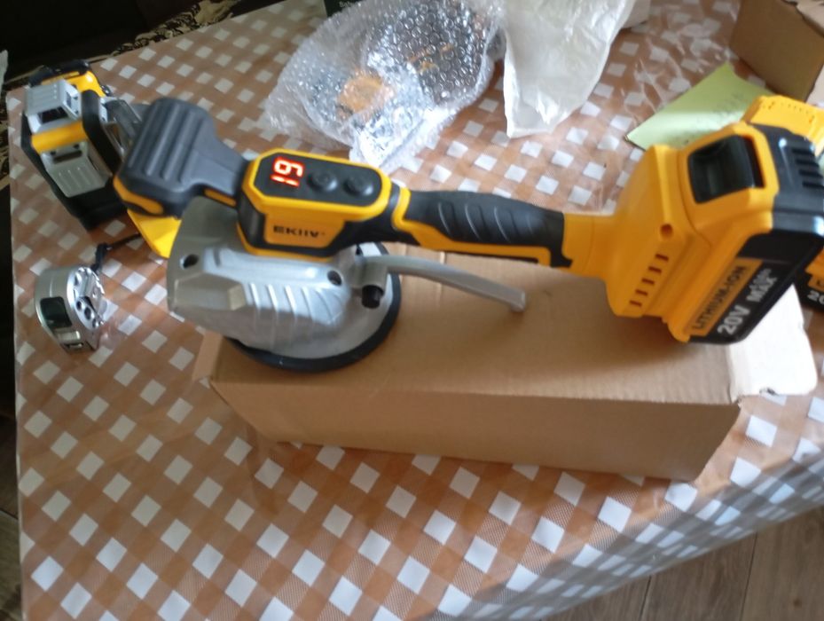 Акамулчторна болгарка  DeWalt батареї