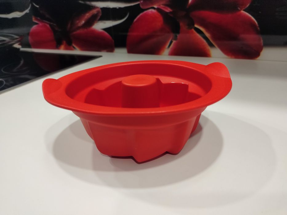 Forma, foremka Babka do pieczenia z silikonu Tupperware czerwona