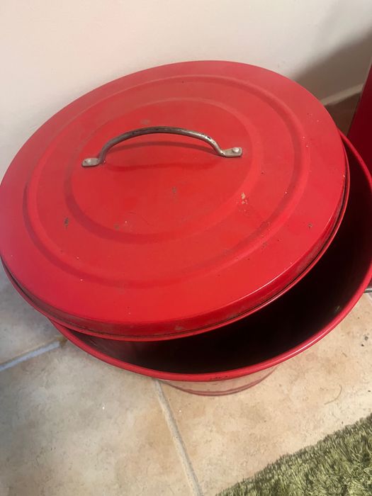 Balde do lixo vermelho