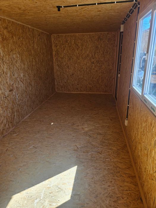 Вагончик, побутівка, будиночок.