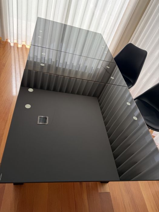 Mesa de jantar com tampo vidro preto e 4 cadeiras