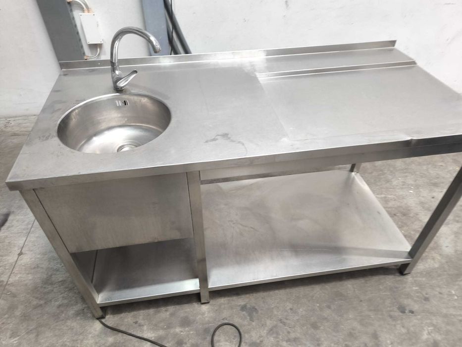 Movel em inox com pio
