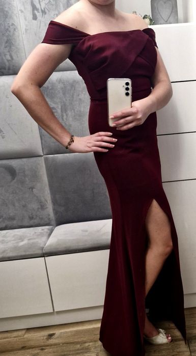 Piękna długa wieczorowa sukienka w kolorze bordowym
