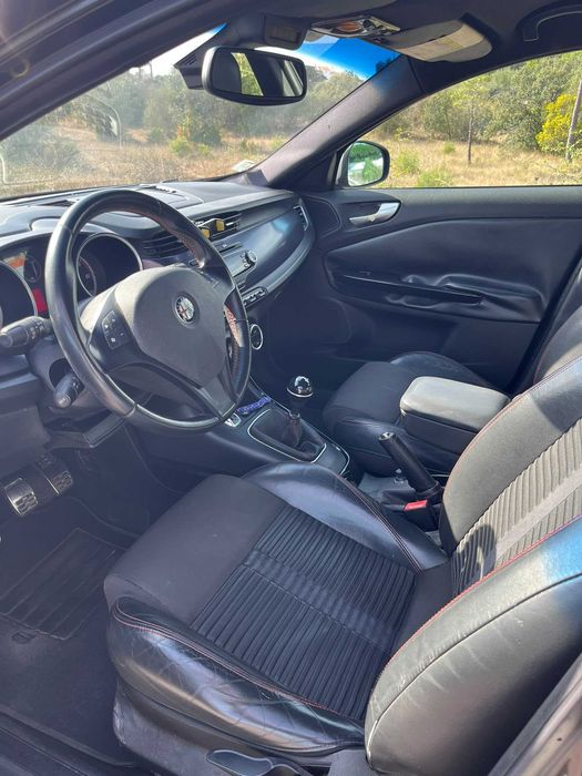 Alfa Romeo Giulietta Hatchback 1.6 JTDM 2011