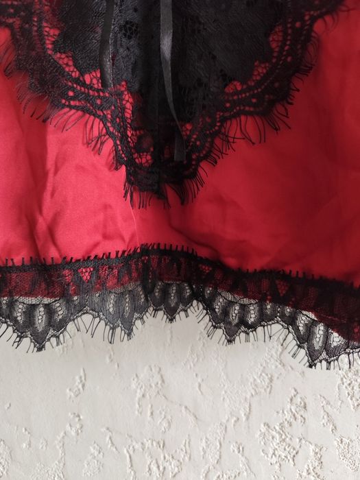 Top do spania z koronką na wiązane ramiączka rozm 38B.