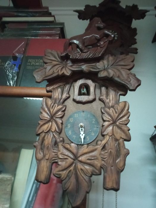 Bonitos relógios de cuco. canta o cuco bate as horas etc. um colorido