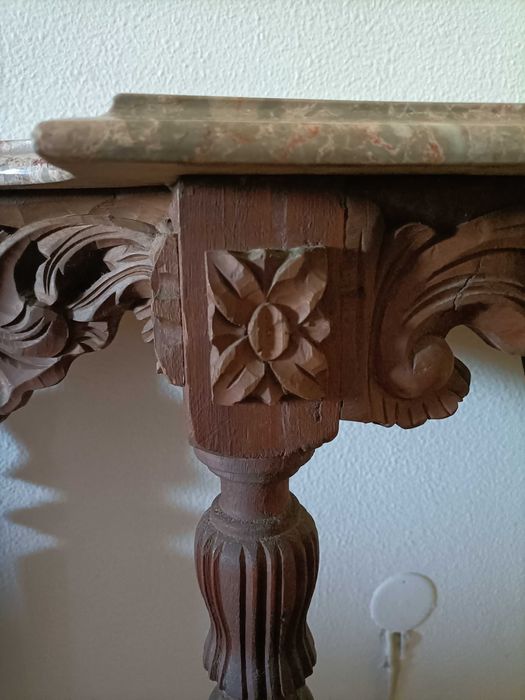 Mesa de Sala/Hall em Madeira Esculpida com Tampo em Mármore