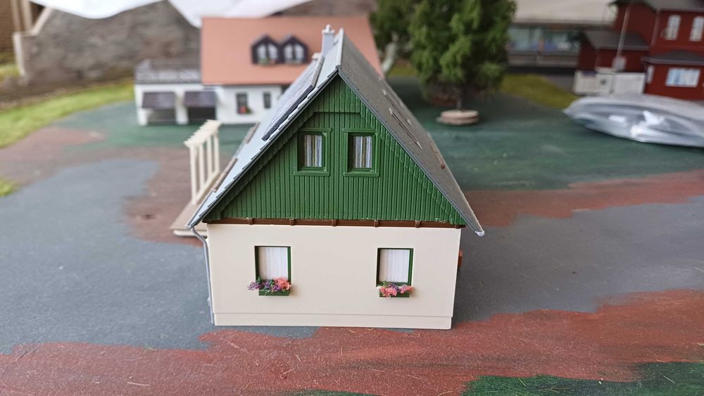 Dom wolnostojący z garażem Auhagen 11454 H0 skala 1:87