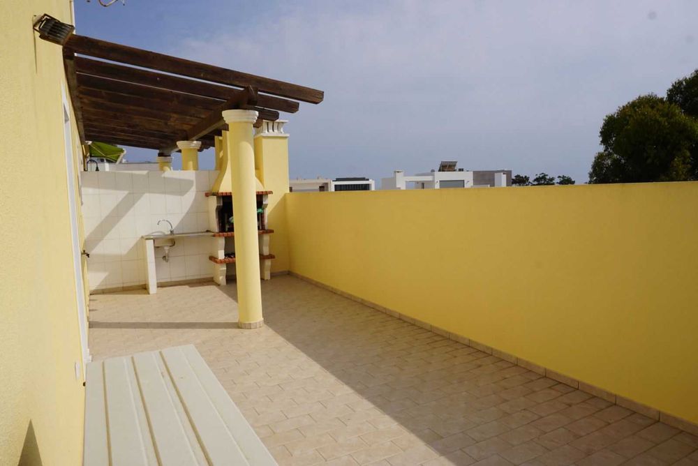 T1 -4/5 pessoas Altura churrasqueira, terraço, 120 Mts da praia.