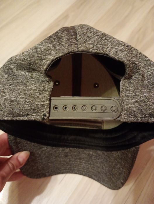 Nowa czapka z daszkiem