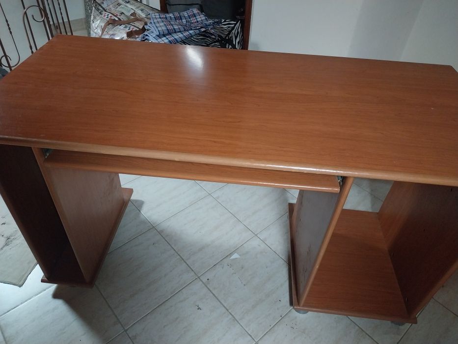 Secretária de óptima qualidade