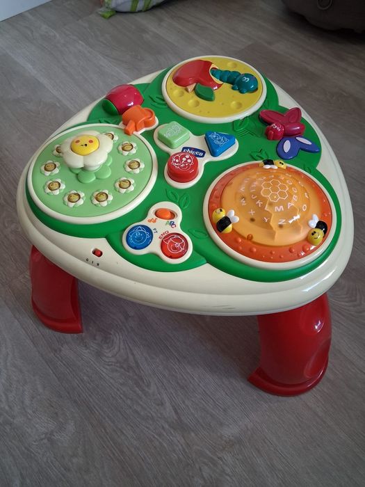 Mesa de atividades da Chicco479364194061537280