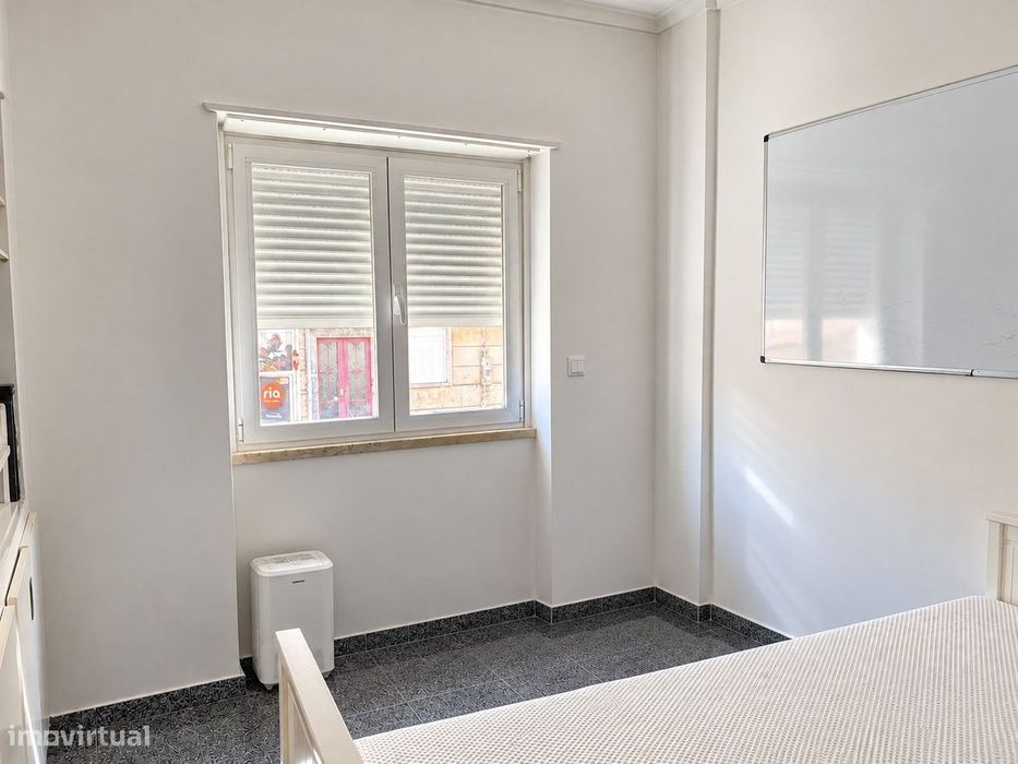 T2 com terraço perto comboio Amadora